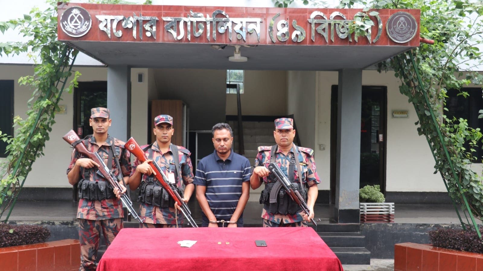 যশোরে ৪৬ লাখ টাকার দুই স্বর্ণের বার জব্দ, আটক ১