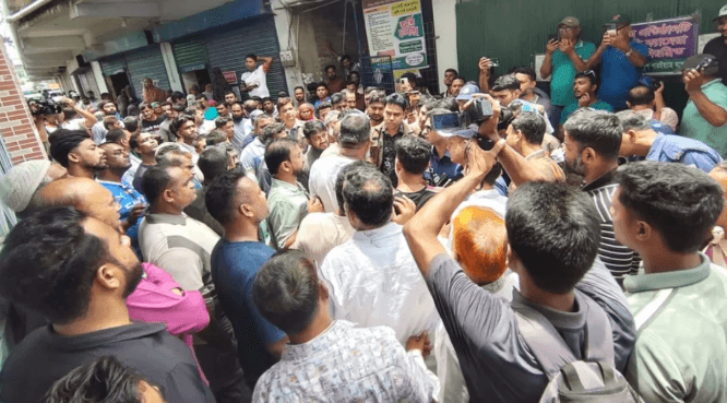 যশোরে জামায়াতের এমপির বাড়ি ঘেরাও করে হামলা-ভাঙচুর