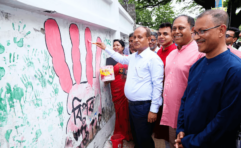  ঢাবিতে জুলাই গ্রাফিতি সংরক্ষণে রং ও পুনর্লিখন শুরু