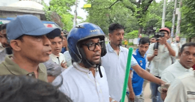 ঢাকা আলিয়ার সংঘর্ষস্থলে হেলমেট ও লাঠি হাতে যুবদল নেতা নয়ন