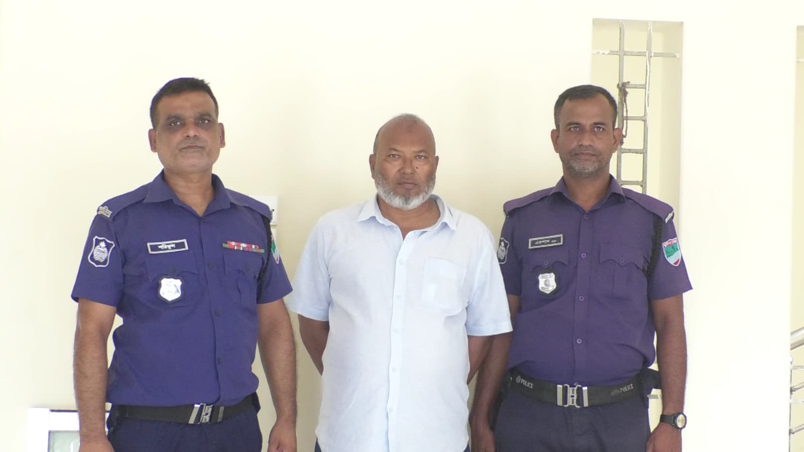 ভারতে যাওয়ার সময় বেনাপোলে কৃষক লীগ নেতা গ্রেপ্তার
