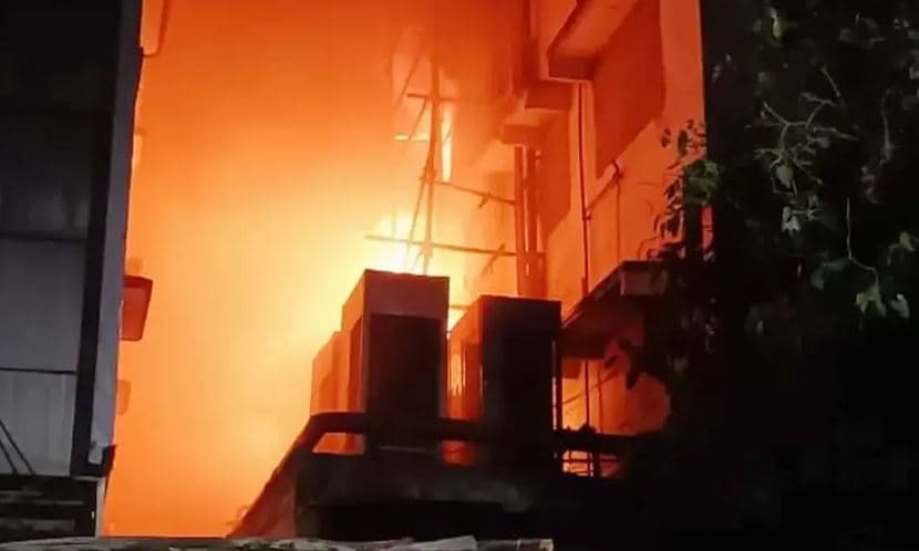 কলকাতার হোটেলে ভয়াবহ আগুন, ৯ বাংলাদেশির মৃত্যু