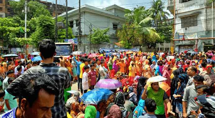 বকেয়া বেতনের দাবিতে চট্টগ্রামে পোশাকশ্রমিকদের সড়ক অবরোধ