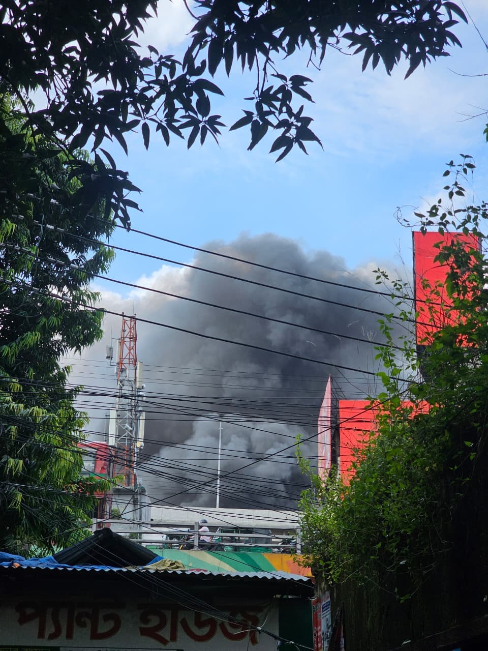 মহাখালীতে পুরোনো ভবনে আগুন, নিয়ন্ত্রণে কাজ করছে ফায়ার সার্ভিস