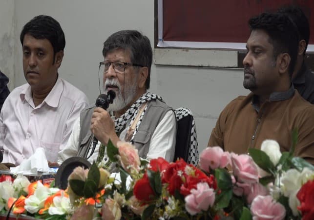 প্রেস কার্ড নয়, নীতি ও দায়বদ্ধতাই সাংবাদিকের পরিচয়: শহিদুল আলম