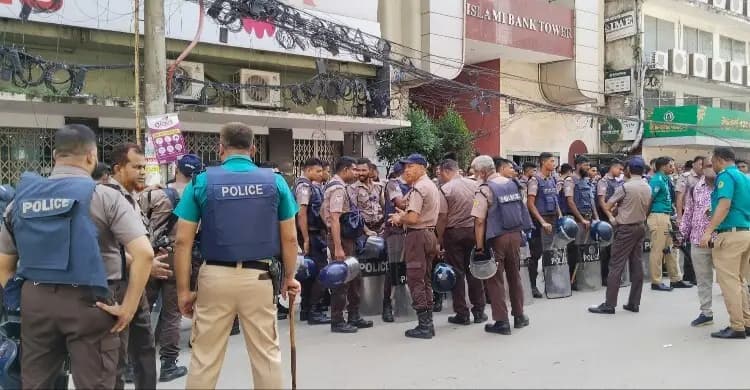 ইসলামী ব্যাংকের প্রধান কার্যালয়ের সামনে পাল্টাপাল্টি কর্মসূচি, উত্তেজনা