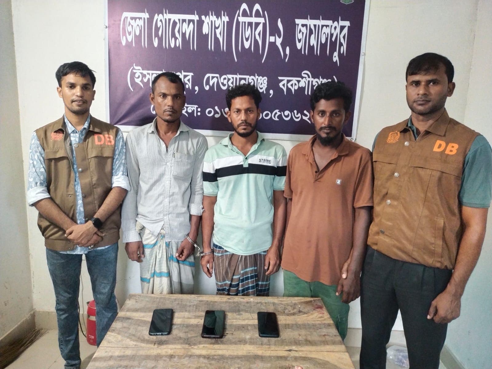 ডিবি পুলিশের পৃথক অভিযানে ইয়াবা, মদ ও জুয়ার সরঞ্জামসহ আটক ৯