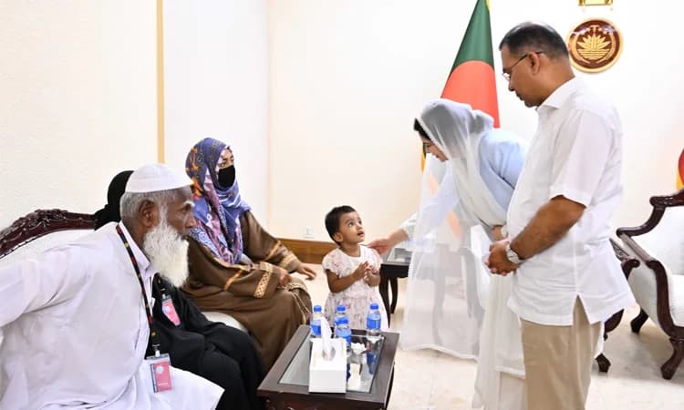 হাটহাজারীতে গোলা বিস্ফোরণে শহীদ দুই সেনাসদস্যের পরিবারের পাশে থাকার আশ্বাস প্রধানমন্ত্রীর