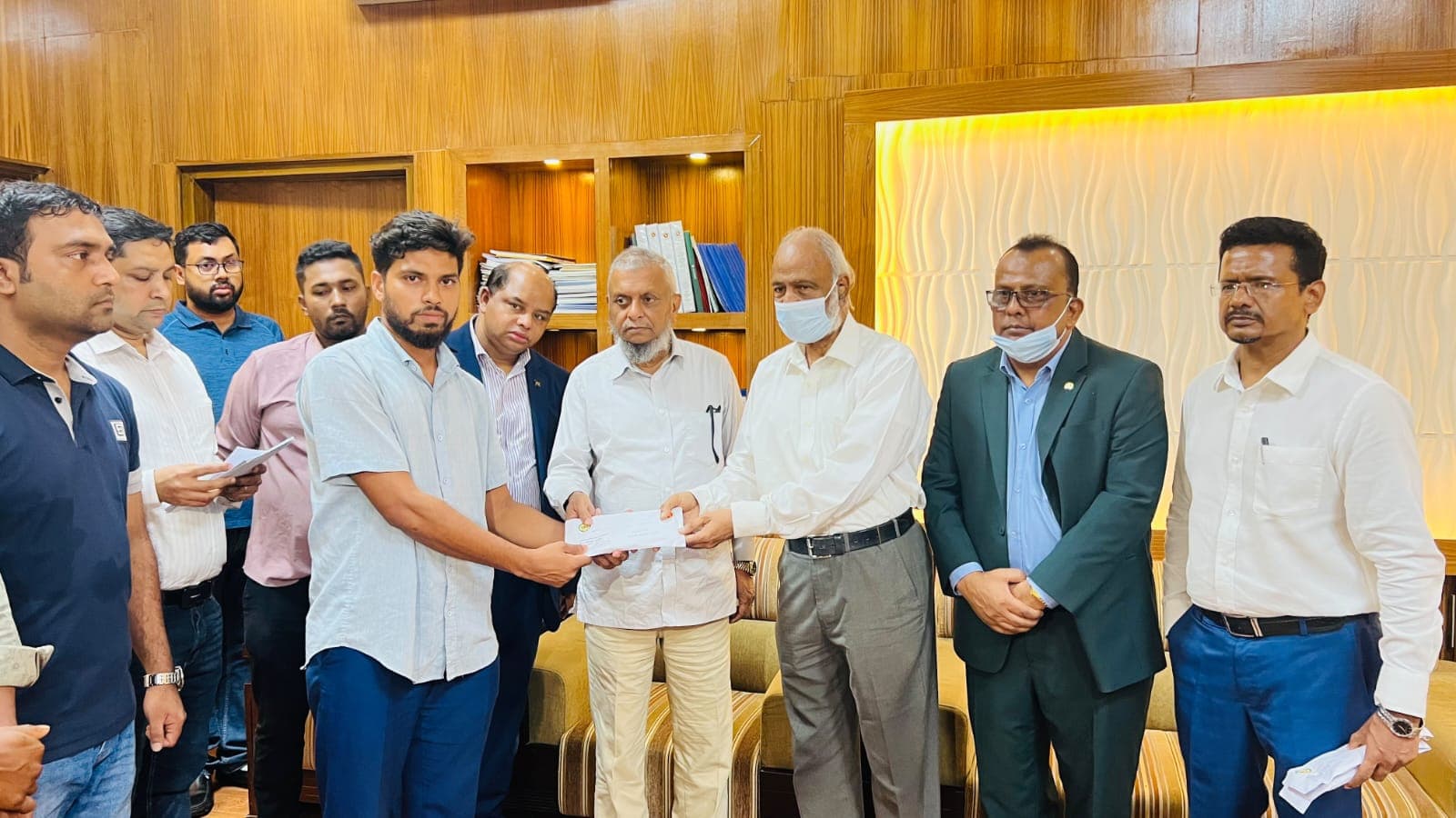আশুলিয়া অগ্নিকাণ্ডে আহতদের দেখতে হাসপাতালে এলজিআরডি মন্ত্রী