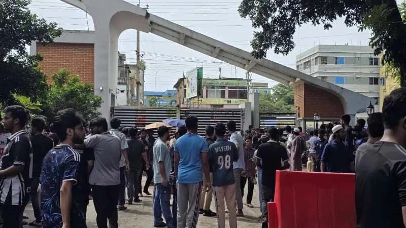 ভিসি পুনর্বহালের দাবিতে চুয়েটে শাটডাউন, অবস্থানে শিক্ষক-শিক্ষার্থীরা