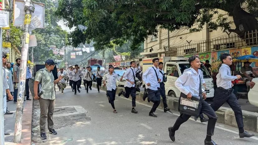 ঢাকা কলেজ-আইডিয়াল কলেজ শিক্ষার্থীদের সংঘর্ষ, যান চলাচল বন্ধ