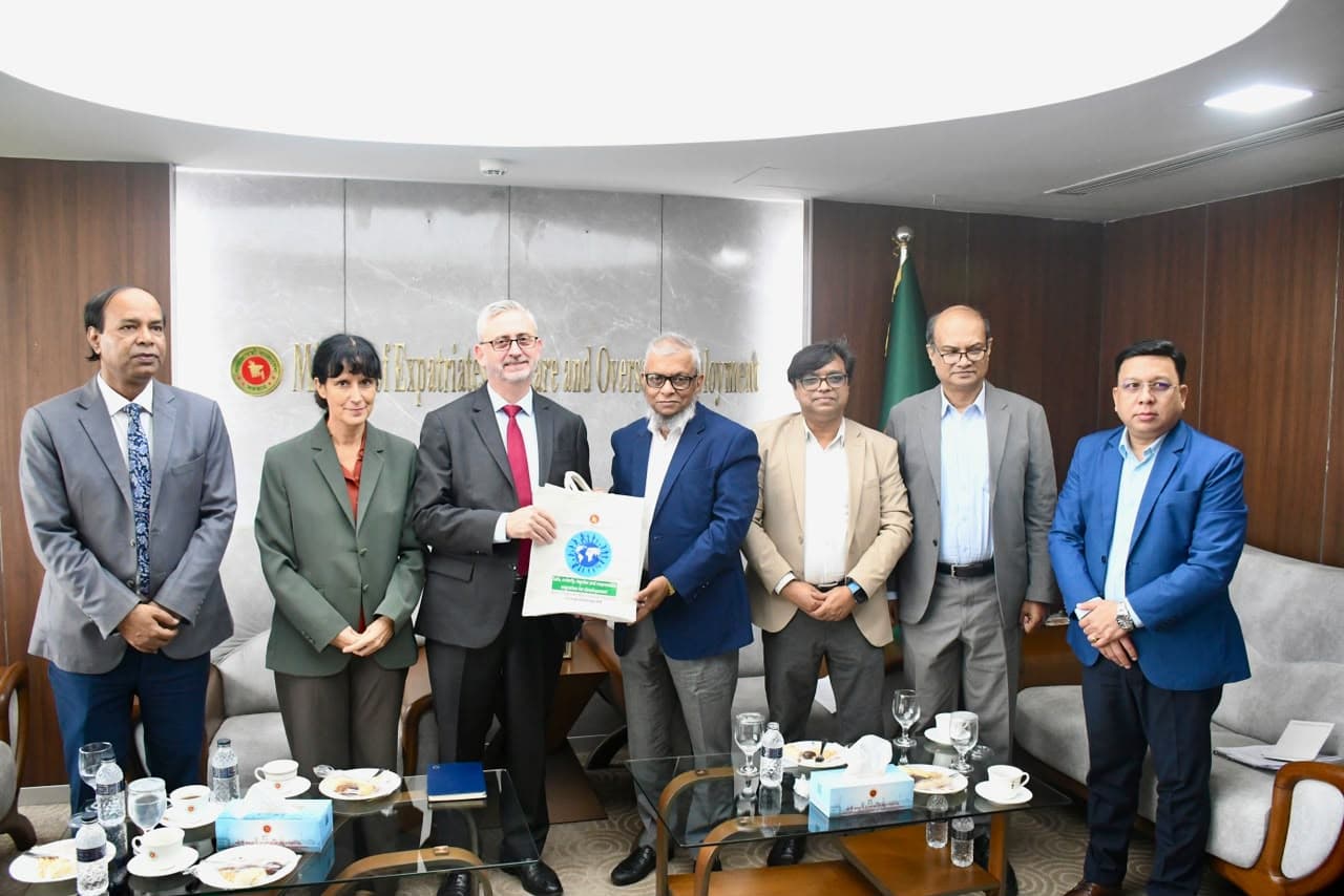 নিরাপদ অভিবাসন ও শ্রম আইন সংস্কার নিয়ে ইইউ রাষ্ট্রদূতের সঙ্গে প্রবাসী কল্যাণমন্ত্রীর বৈঠক
