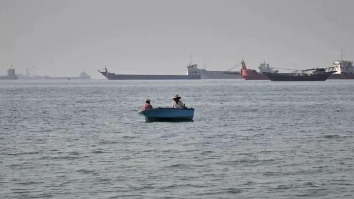 হরমুজ প্রণালিতে কুয়েতি ট্যাংকারে হামলা, ৫ ভারতীয় উদ্ধার