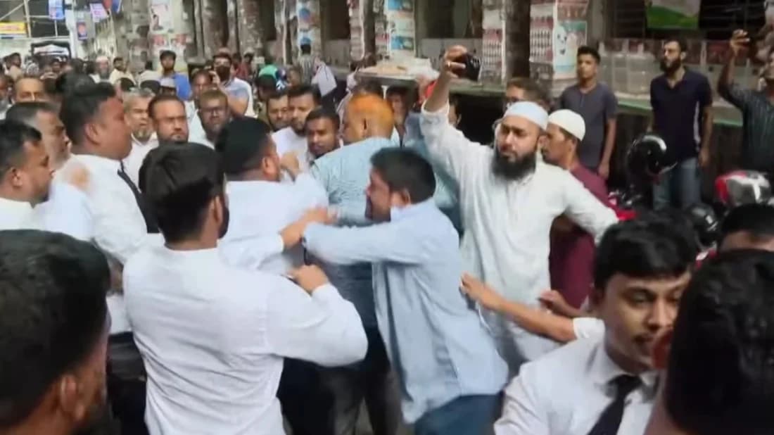 আখতারুজ্জামানের জামিন শুনানিকে কেন্দ্র করে আদালতে জামায়াত-বিএনপির আইনজীবীদের হাতাহাতি