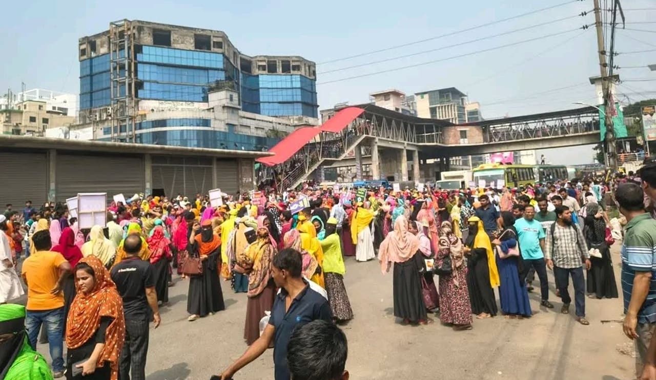 বেতন বৃদ্ধির দাবিতে উত্তরায় পোশাকশ্রমিকদের সড়ক অবরোধ, তীব্র যানজট