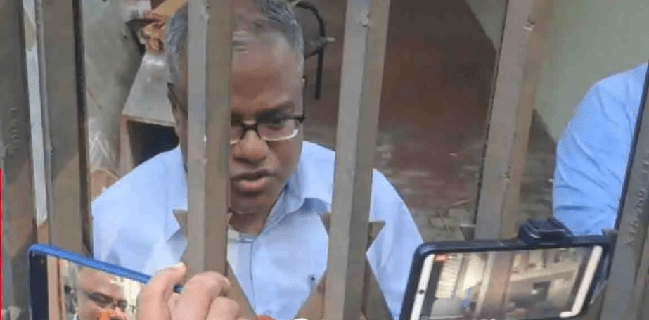 ২২ ঘণ্টা ধরে অবরুদ্ধ চুয়েট উপাচার্য, মধ্যরাতে ডাকা হয় অ্যাম্বুলেন্স