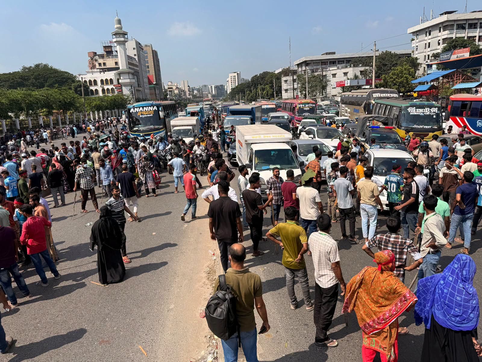 ন্যূনতম বেতন ৩০ হাজার টাকার দাবিতে পোশাকশ্রমিকদের উত্তরা অবরোধ