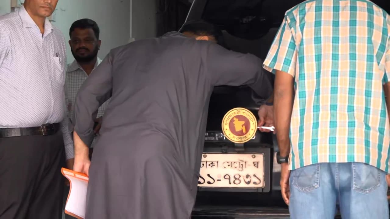 নিজ হাতেই গাড়ি থেকে সরকারি লোগো খুললেন ইশরাক, জানালেন পদত্যাগের কারণ
