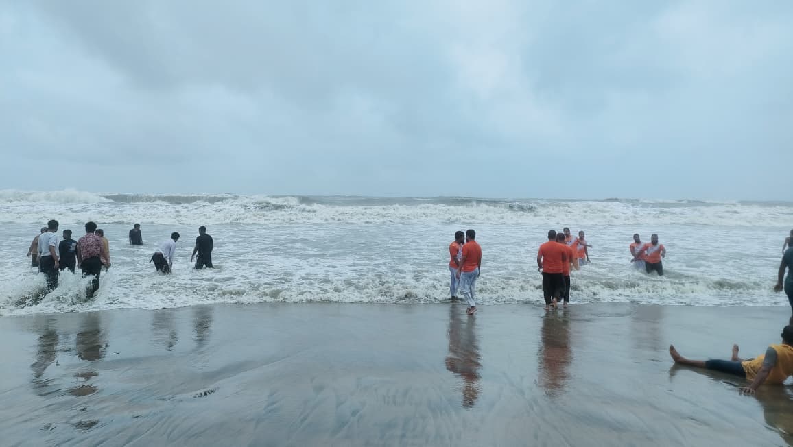 কক্সবাজারের হিমছড়িতে গোসলে নেমে ৪ পর্যটকের মৃত্যু, নিখোঁজ ১