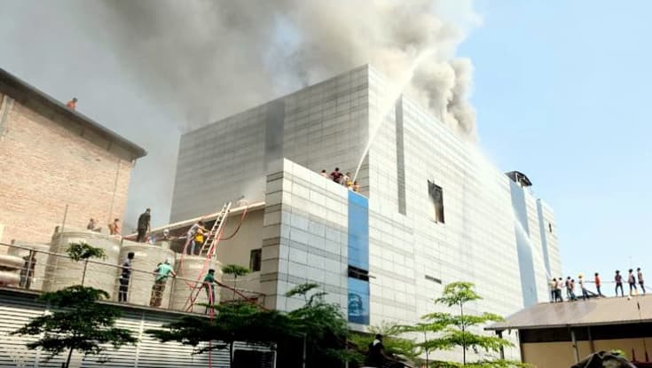 টঙ্গীতে ওষুধ কারখানার আগুন নিয়ন্ত্রণে, নির্বাপণে লাগতে পারে আরও একদিন