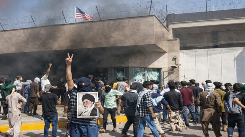 খামেনি হত্যার প্রতিবাদে করাচিতে মার্কিন দূতাবাসে হামলা, গুলিতে নিহত ৮