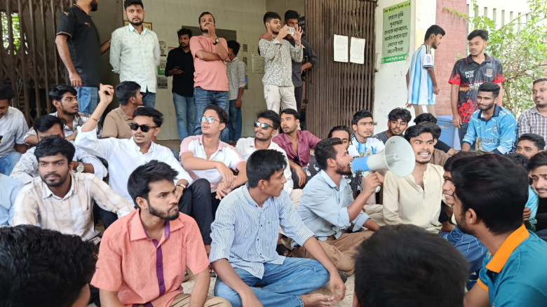 হল ফি কমানোর দাবিতে দ্বিতীয় দিনের মতো তিতুমীর কলেজে বিক্ষোভ